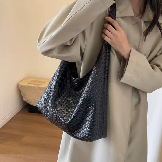 Niche design woven bag for women, textured, versatile, suitable for commuting, sophisticated and minimalist, shoulder bag/underarm bag.